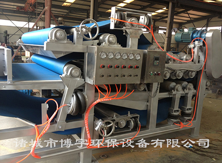 博宇環(huán)保-帶式果汁壓榨機.jpg 博宇環(huán)保-帶式果汁壓榨機.jpg