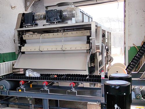 高壓帶式深度脫水機(jī)-輝南縣市政污泥處理現(xiàn)場(chǎng)